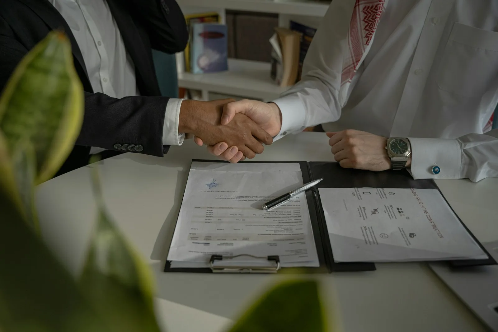 ۱. انتخاب سازنده بدون بررسی سوابق