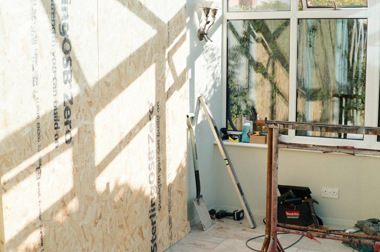 ۱. عایق‌های حرارتی پشم سنگ و پلی‌استایرن